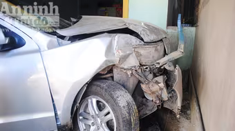 Mất lái, xe ô tô đâm sầm vào nhà dân